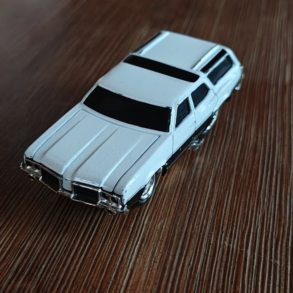 1970 OLDS OLDSMOBILE VISTA CRUISER STATON WAGON 1/64 SCALE DIECAST MODEL CAR TOY